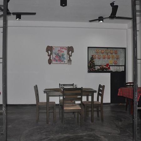 The Fence Bed & Breakfast Бентота Екстериор снимка