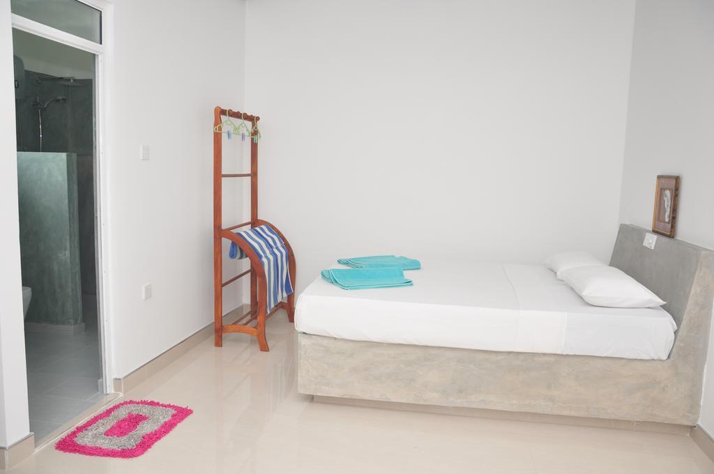 The Fence Bed & Breakfast Бентота Стая снимка