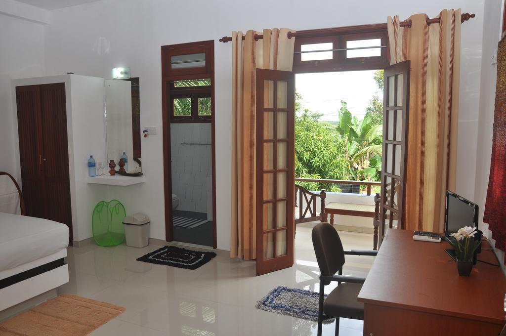 The Fence Bed & Breakfast Бентота Екстериор снимка