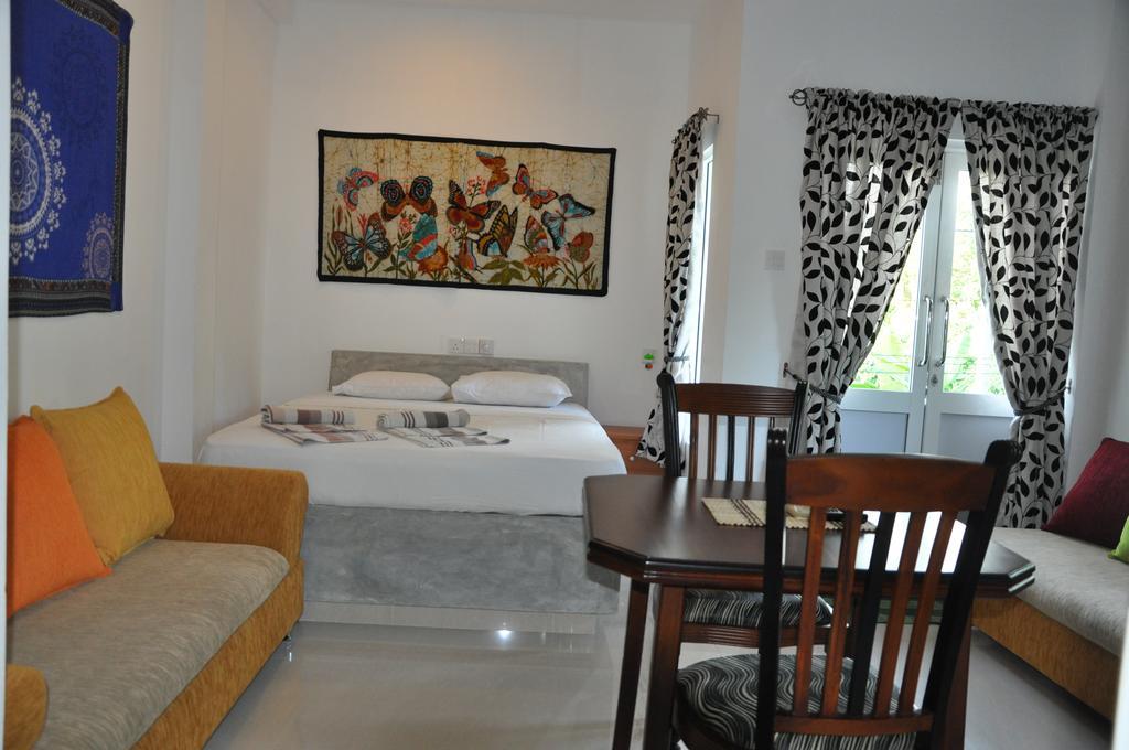 The Fence Bed & Breakfast Бентота Екстериор снимка