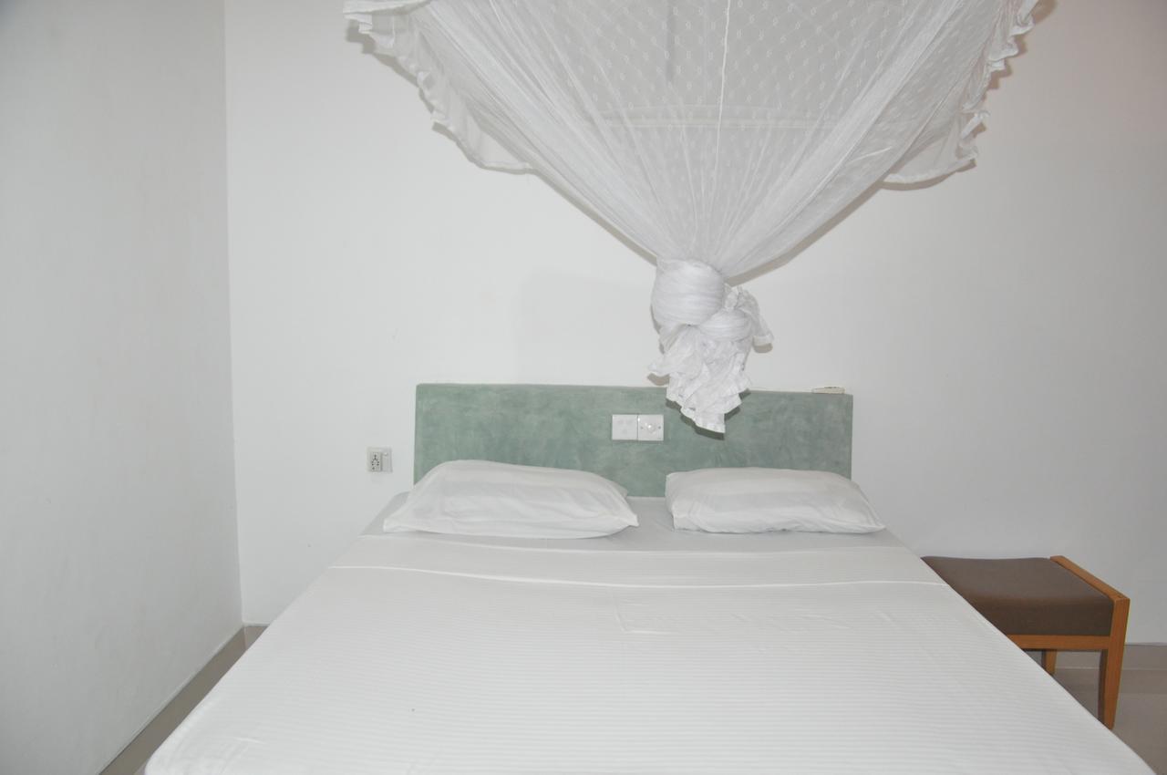 The Fence Bed & Breakfast Бентота Екстериор снимка